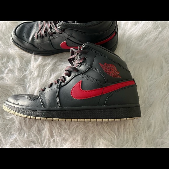 AIR JORDAN 1 MID GREY/RED SIZE 8 - Picture 1 of 6